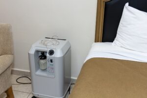 koncentrator tlenu obok łóżka